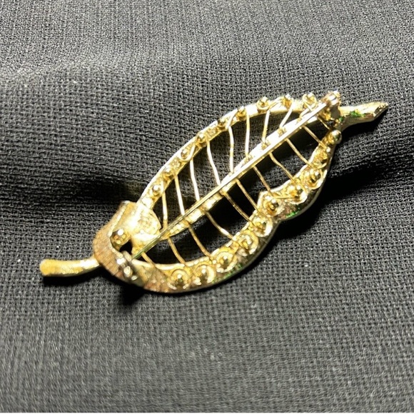 VTG Pretty Gold tone metal ridged Leaf Brooch. Unsigned. - Picture 3 of 4
